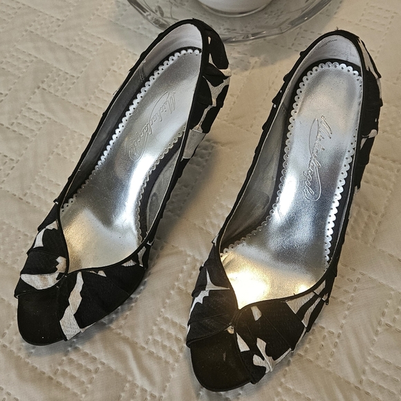 Michelangelo High (3-3.9 in) Heel Height Heels for Women Black and White - Picture 1 of 8